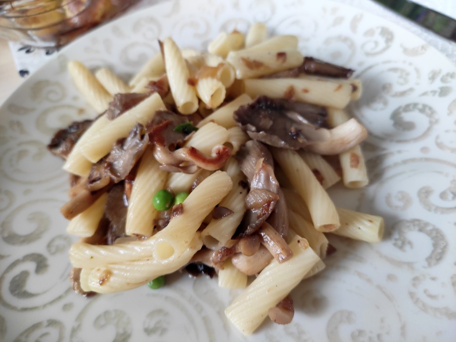 Kastaniensaitlinge mit Nudeln