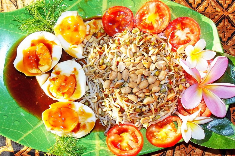 Eier auf Balado-Art mit Mungokeimlingen