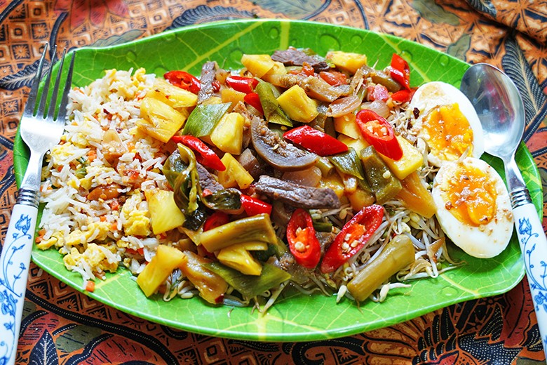 Eier auf Balado Art mit Gemüsesambal und Reis