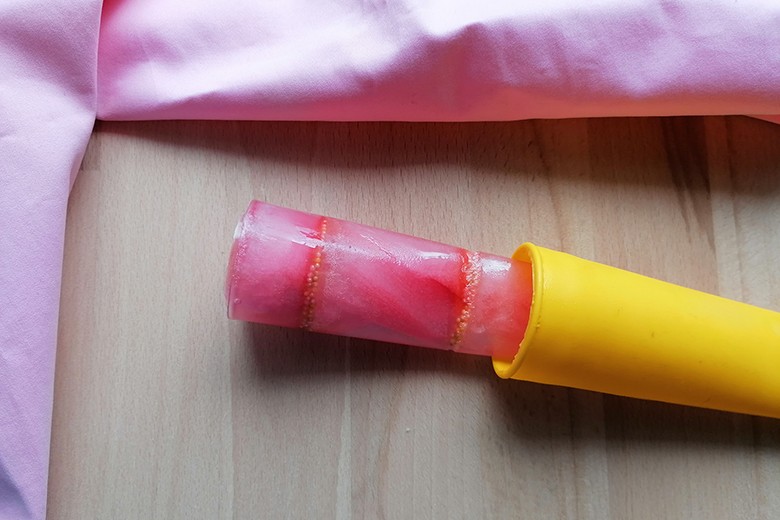 Kirschsaft Wassereis mit Zuckerperlen