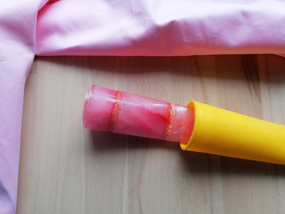Kirschsaft Wassereis mit Zuckerperlen