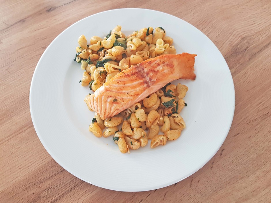 Grilllachs auf Bärlauch-Spinat-Nudeln