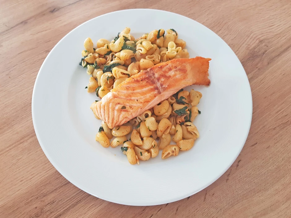 Grilllachs auf Bärlauch-Spinat-Nudeln