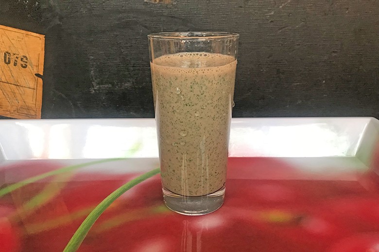 Smoothie mit Gierschblättern