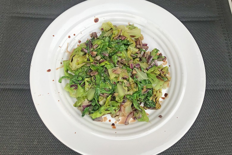 Warmer Häuptlsalat
