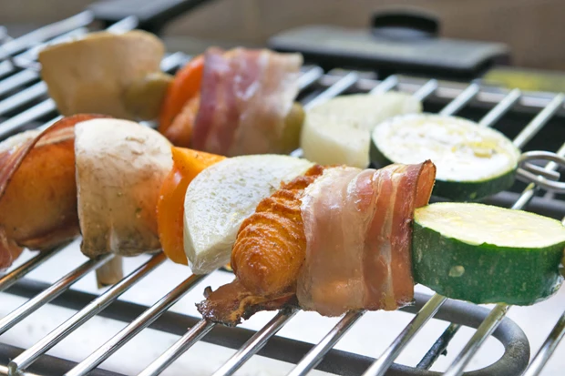 Bunte Gemüse und Krokettenspieße