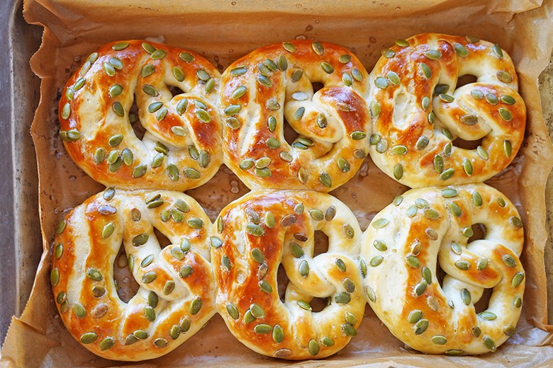 Mehringer Laugenbrezeln mit Kürbiskernen