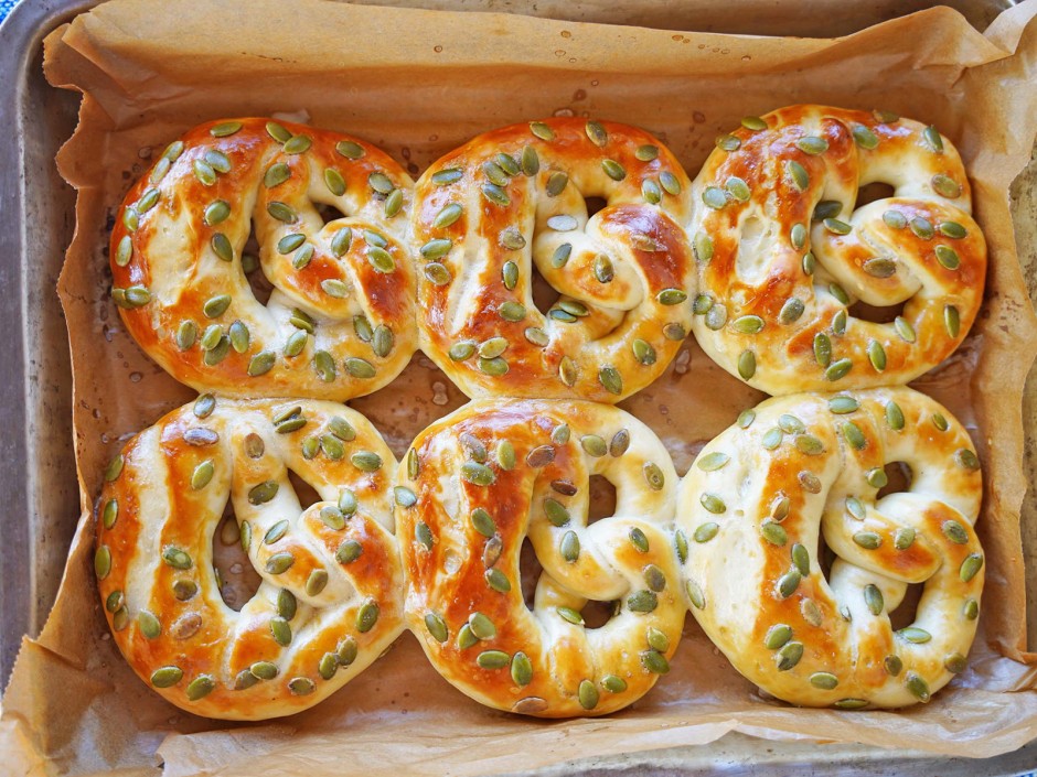 Mehringer Laugenbrezeln mit Kürbiskernen