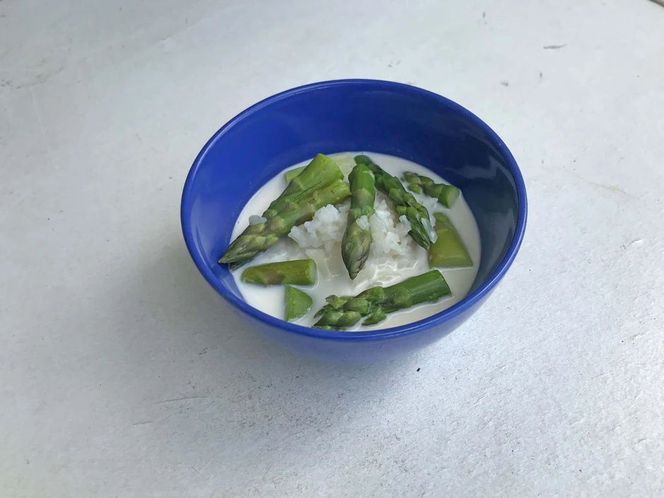 Reissuppe mit Spargel
