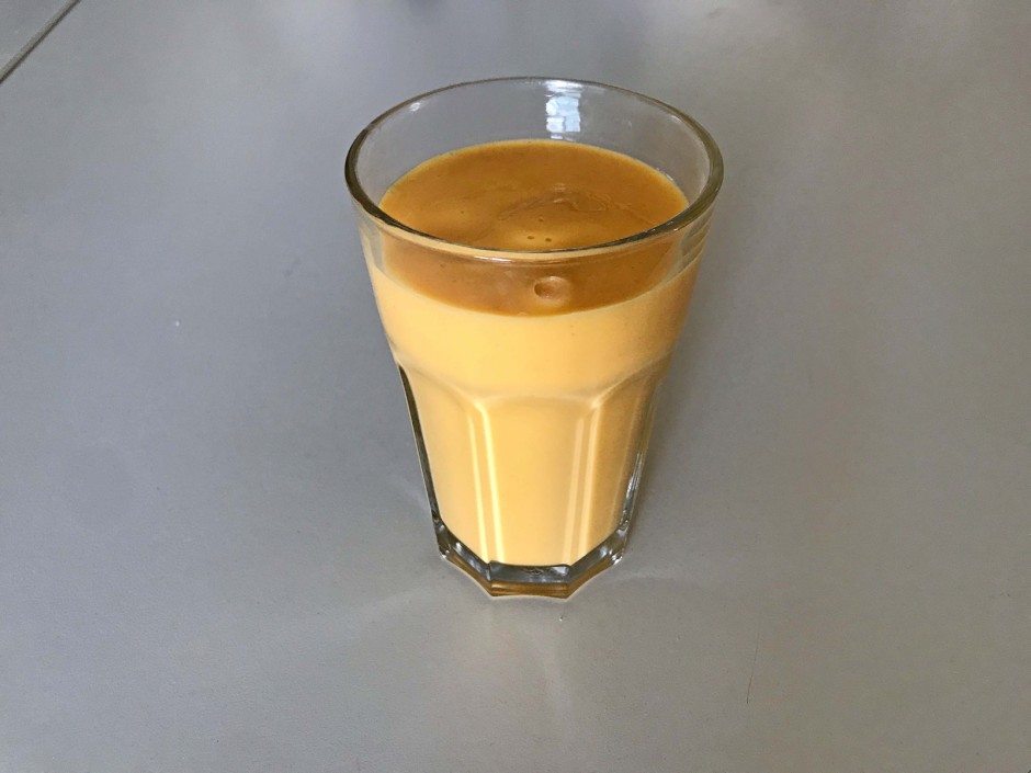 Mangolatte mit Kardamom