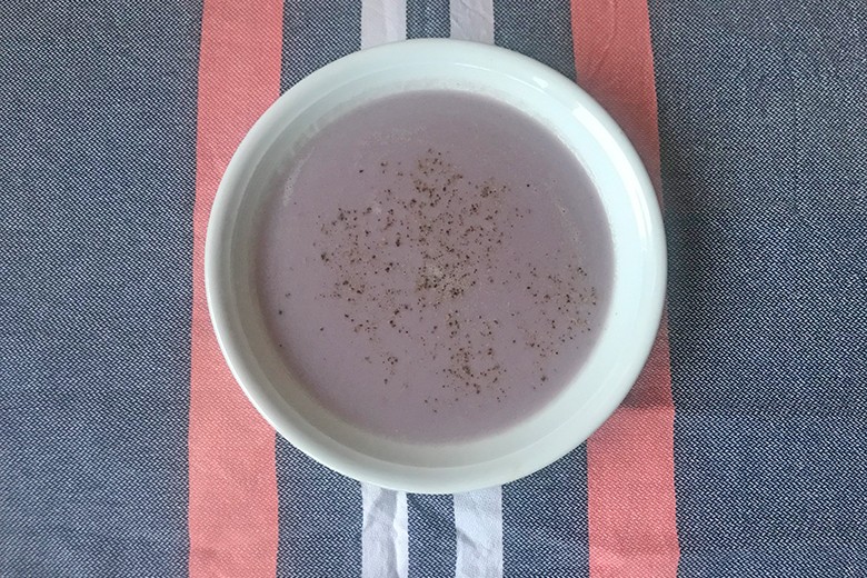 Cremige Suppe aus lila Karfiol