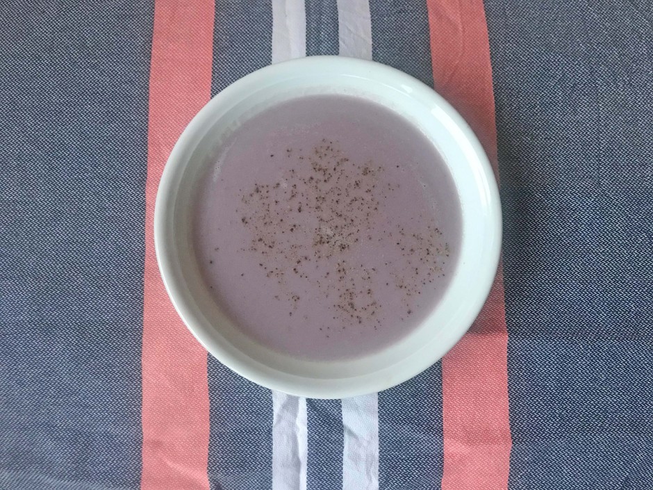 Cremige Suppe aus lila Karfiol