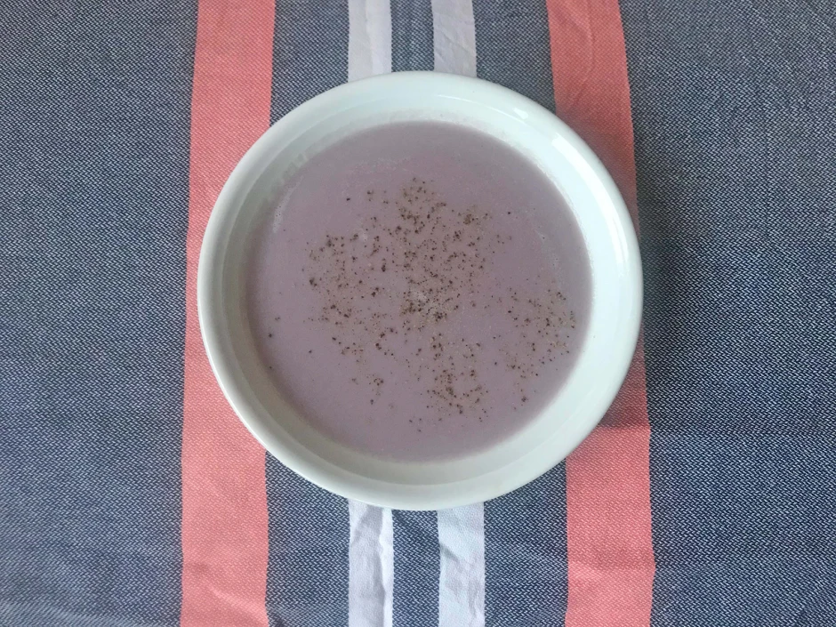 Cremige Suppe aus lila Karfiol