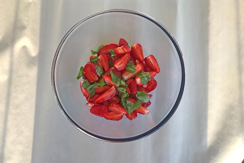Erdbeeren mit Basilikum