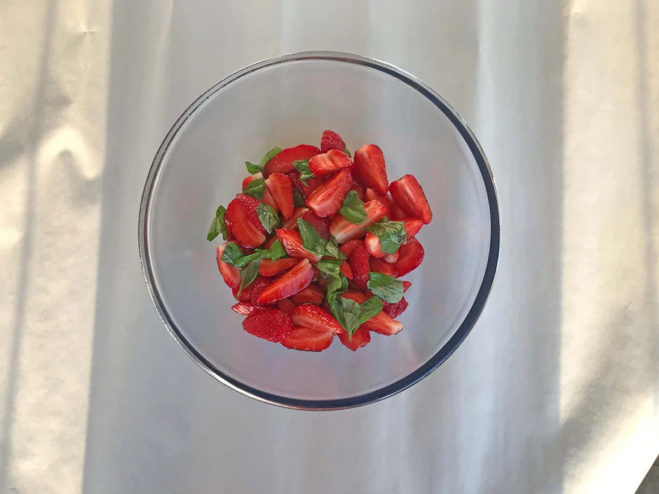 Erdbeeren mit Basilikum