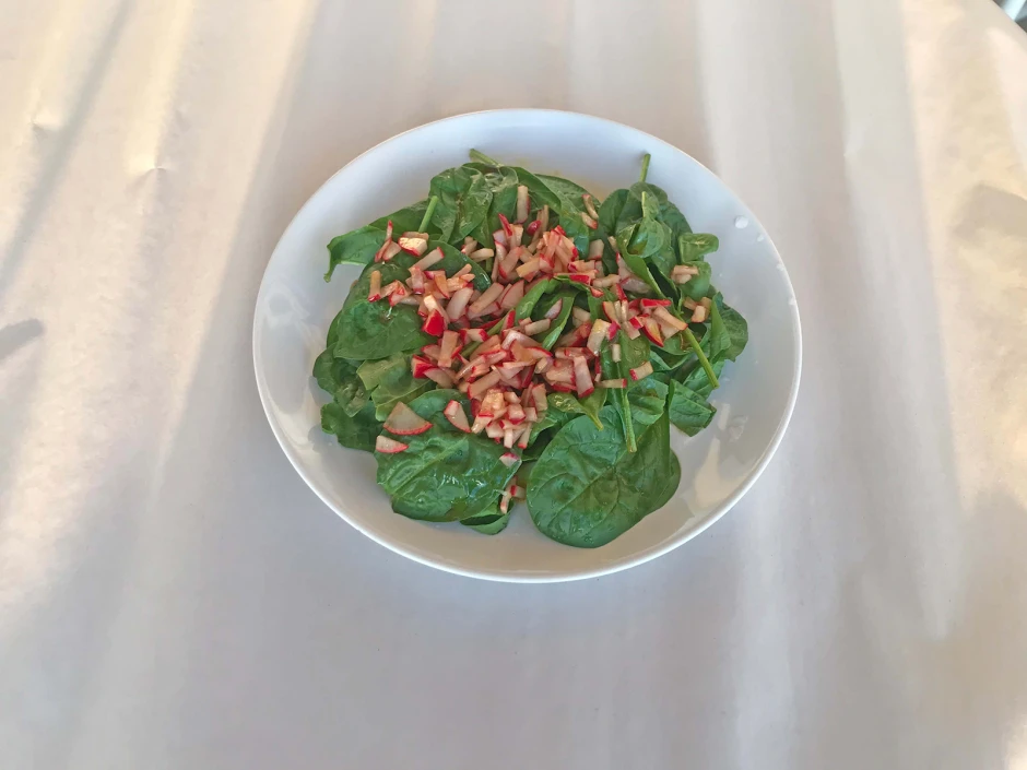 Spinatsalat mit Radieschen-Vinaigrette