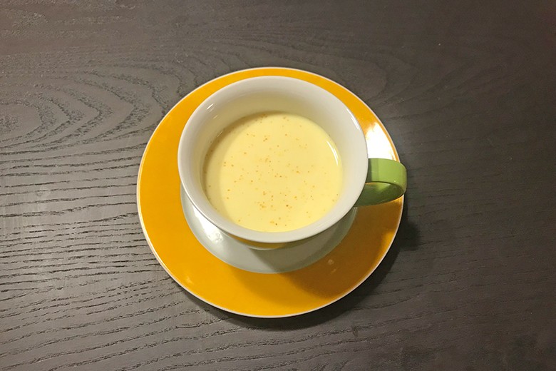 Goldene Milch mit Jamu