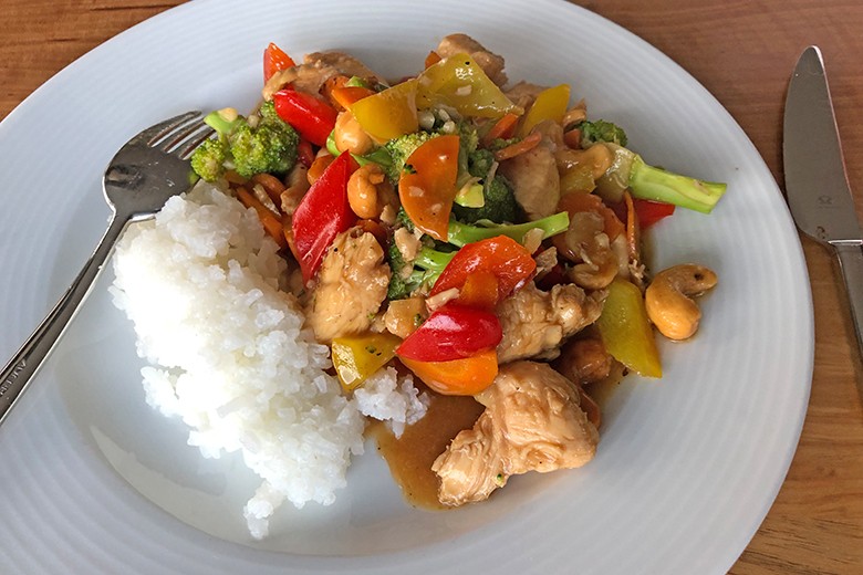 Hühner-Wok-Pfanne mit Reis