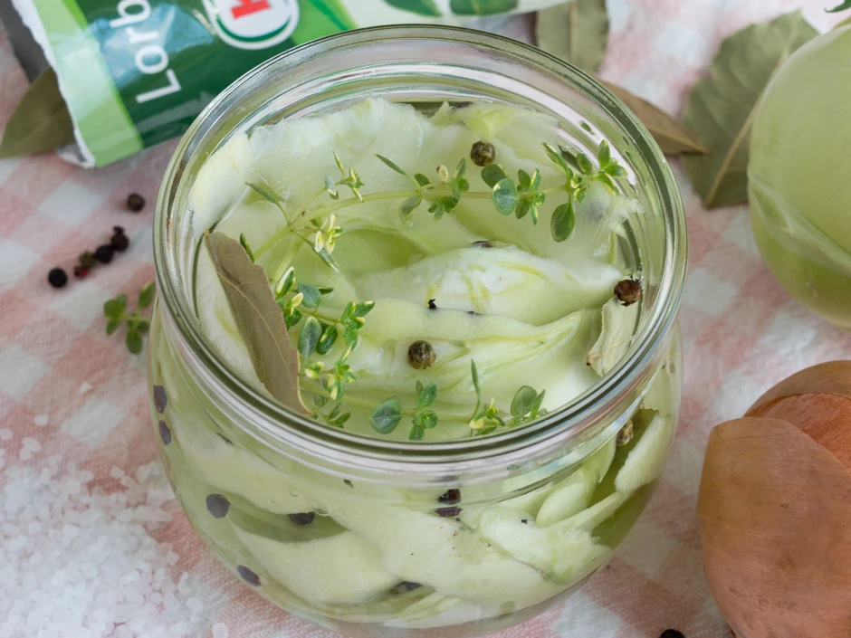 Eingelegte Kohlrabischalen