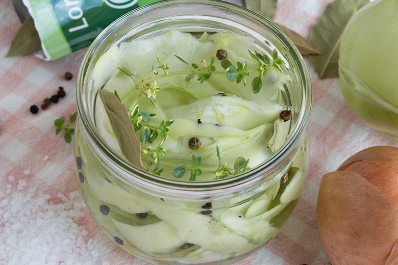 Eingelegte Kohlrabischalen