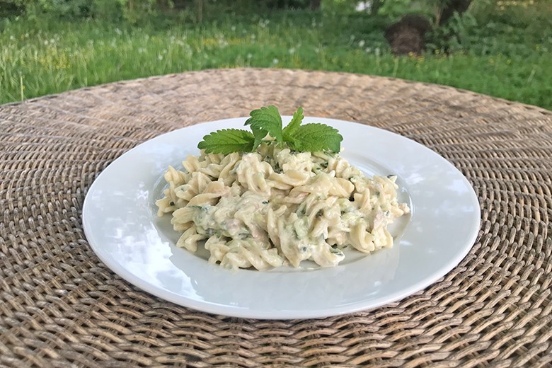 Zitronenpfeffriger Nudelsalat mit Thunfisch und Gurke