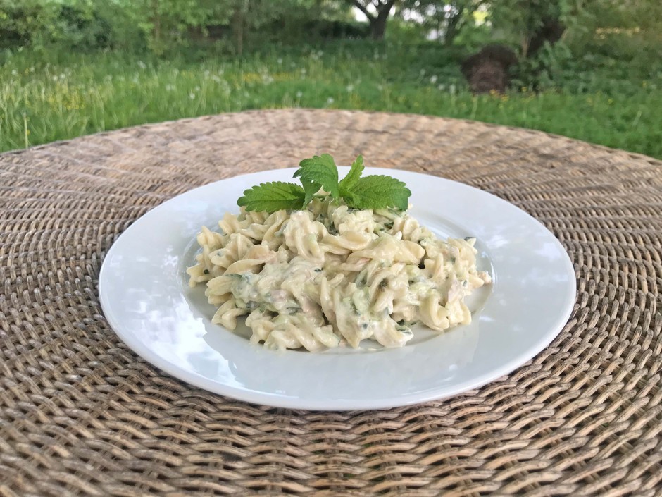 Zitronenpfeffriger Nudelsalat mit Thunfisch und Gurke