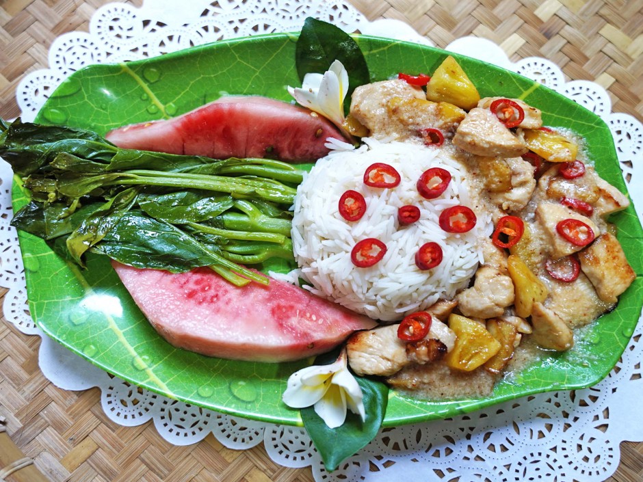 Gebratenes Hühnerfleisch mit Ananas