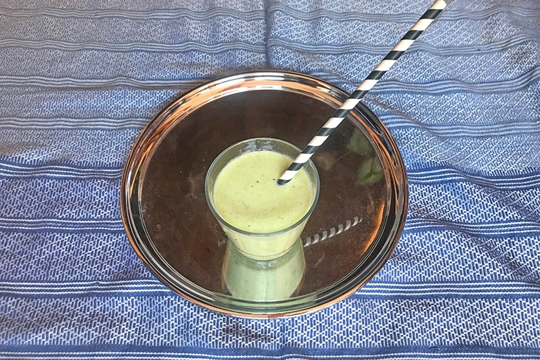 Milchshake mit Kiwi und grünem Spargel