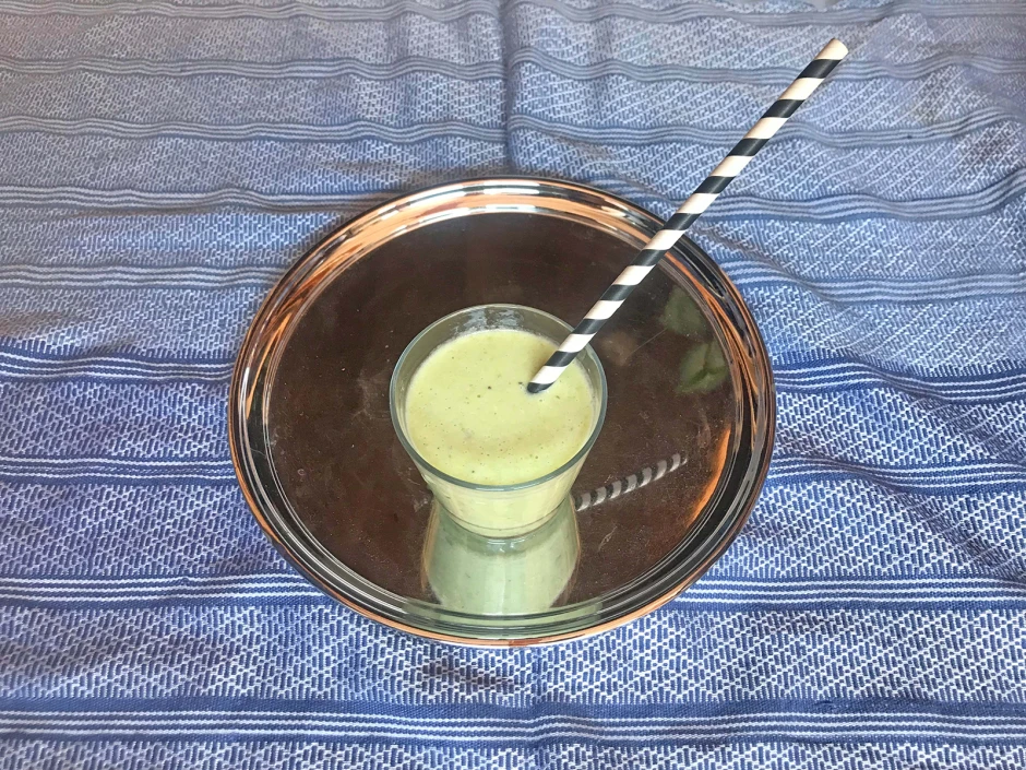 Milchshake mit Kiwi und gr&uuml;nem Spargel