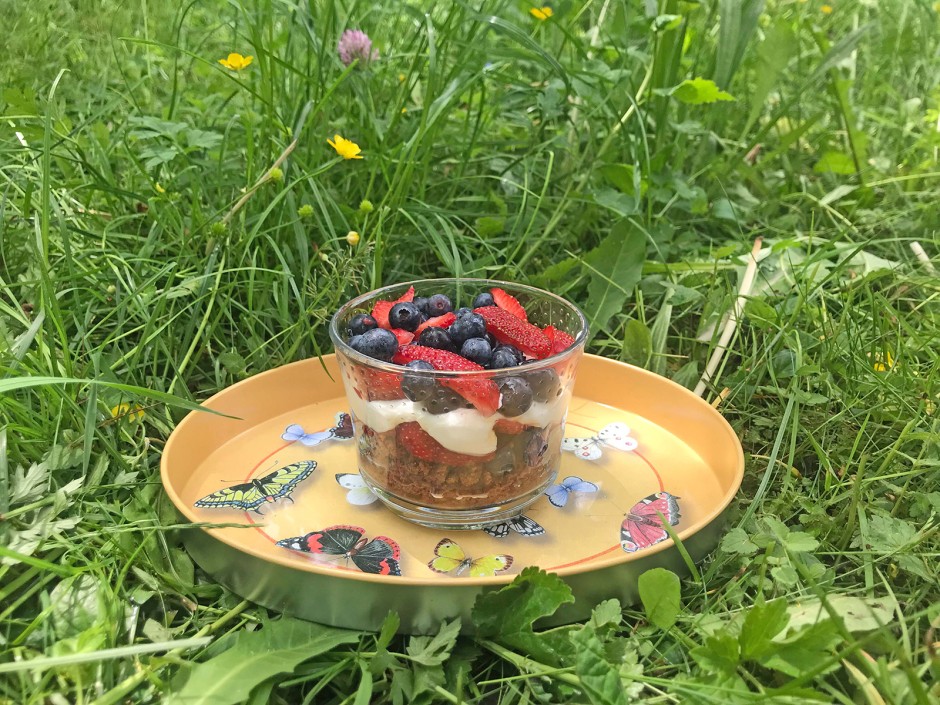 Schichtdessert mit Beeren