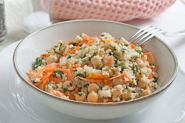 Salat mit Karottengrün und Karottenschale