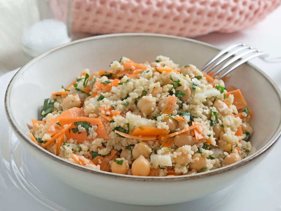 Salat mit Karottengrün und Karottenschale