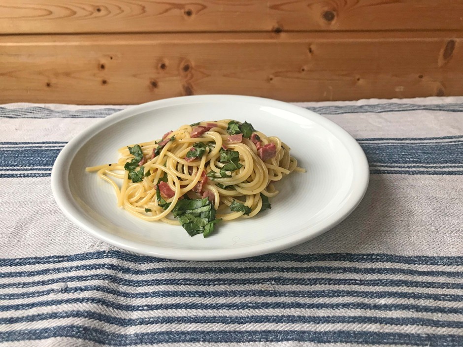 Spaghetti mit Bresaola und wildem Löwenzahn