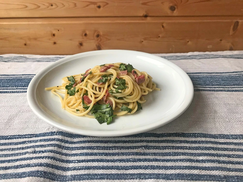Spaghetti mit Bresaola und wildem L&ouml;wenzahn