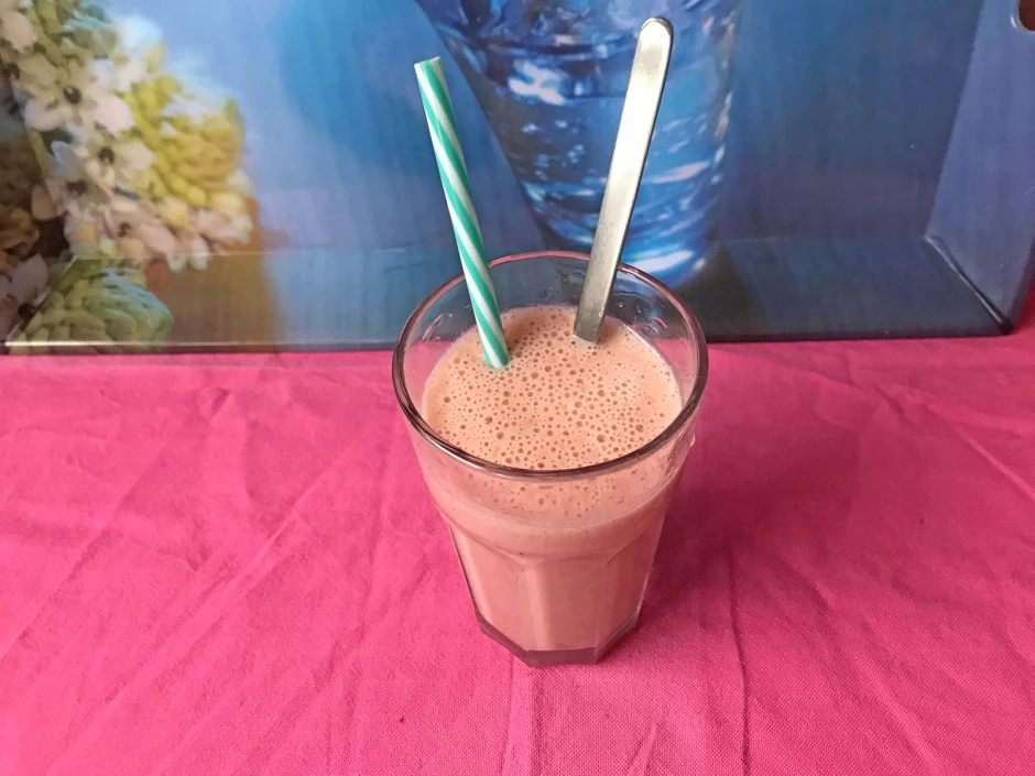 Erdbeer-Ananas-Milch