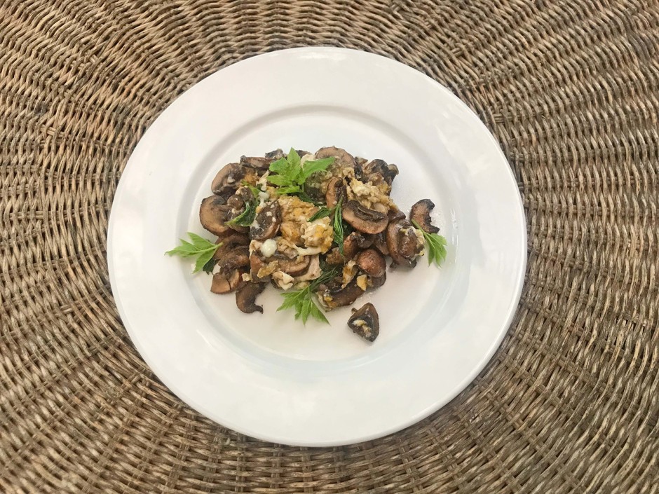 Eierspeise mit Champignons und Gierschblättern