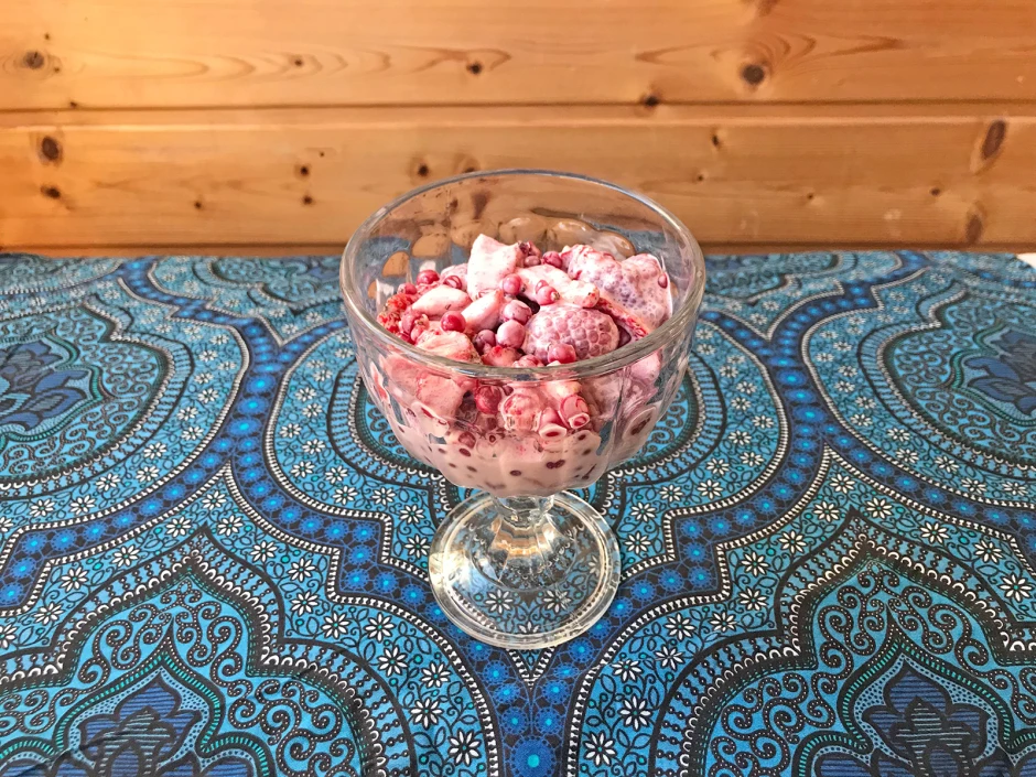 Rote Beeren in fl&uuml;ssigem Vanillerahm