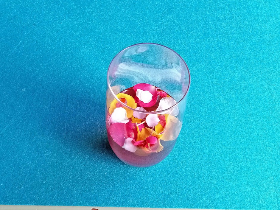 Rosenbowle mit Rosenblütenlikör
