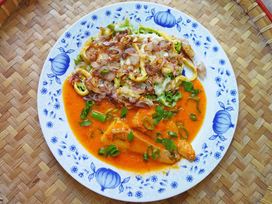 Grüne Käsespätzle mit Doradenfilets in Tomatensauce