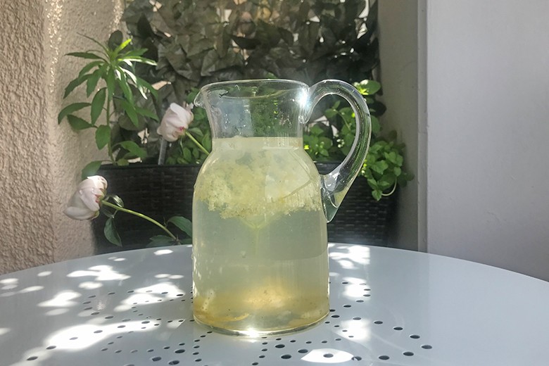 Aromatisiertes Wasser Holler-Zitrone