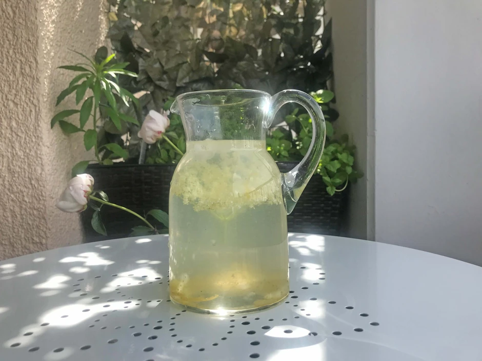 Aromatisiertes Wasser Holler-Zitrone