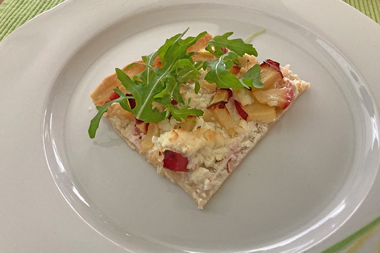Apfel-Ziegenkäse-Flammkuchen