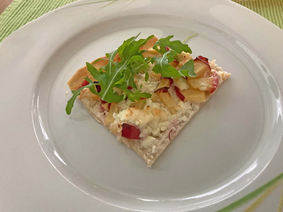 Apfel-Ziegenk&auml;se-Flammkuchen