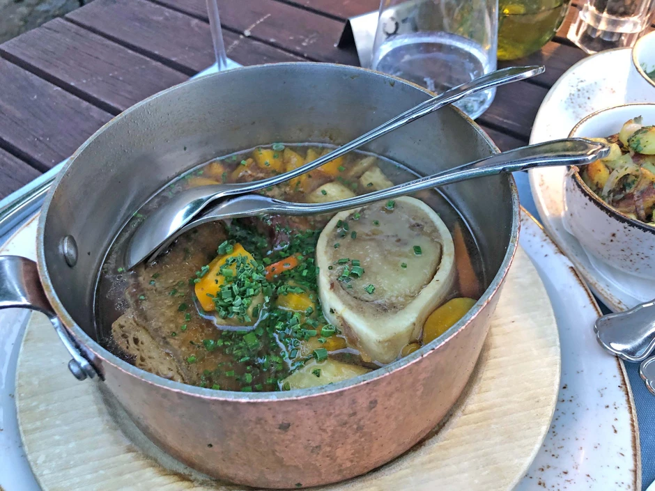 Kr&auml;ftiger Suppentopf mit Kartoffeln