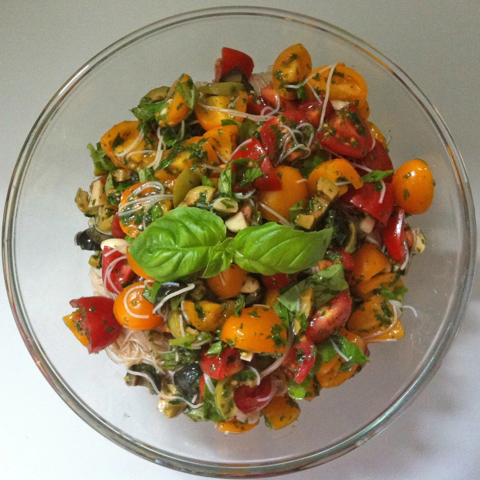 Nudelsalat mit Oliven und Tomaten