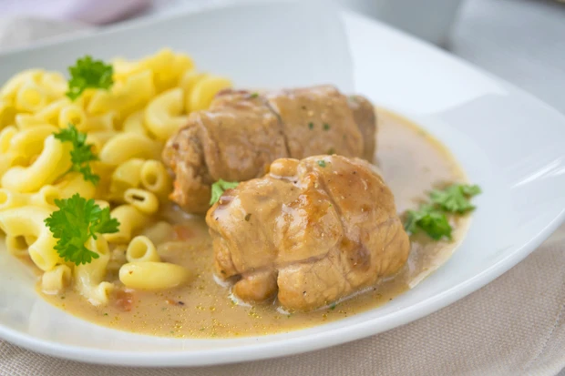 Exotisch gefüllte Schweinsroulade