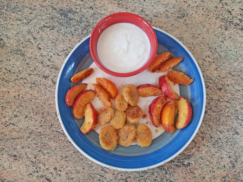 Obst aus der Pfanne mit Zitronenjoghurt