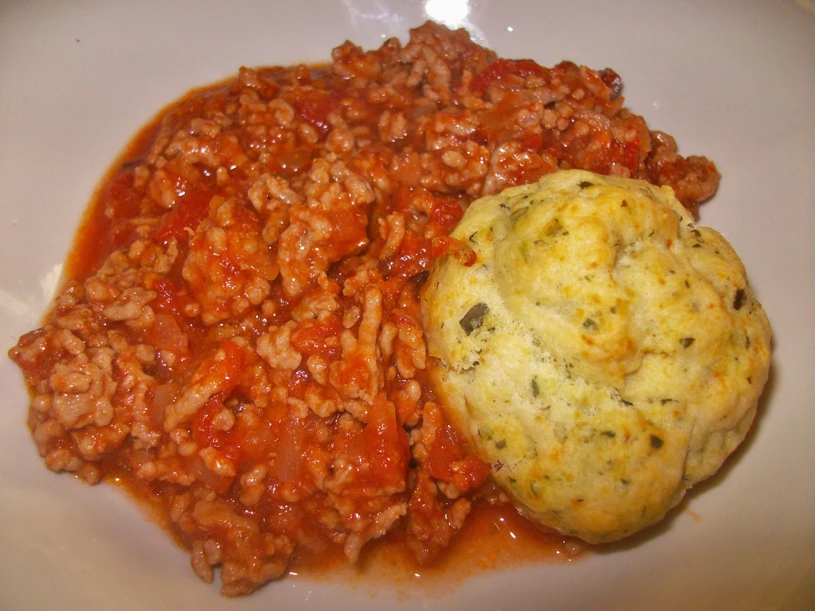 Kräuterknödel mit Tomatensauce