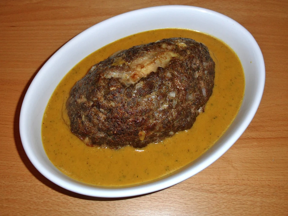 Faschierter Braten mit Lauchzwiebeln und Ei
