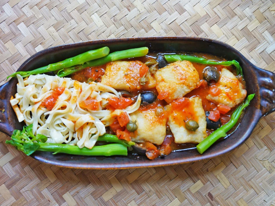 Petersfischfilet in Tomatensauce